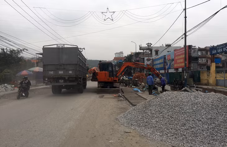 Vật liệu tập kết ngổn ngang.