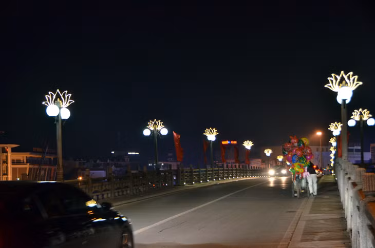 Cột đèn trên cầu Ka Long được thiết kế bắt mắt.