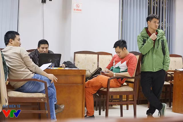  Đạo diễn Đỗ Thanh Hải và NSƯT Xuân Bắc theo dõi phần tập giữa NSƯT Công Lý và Vân Dung