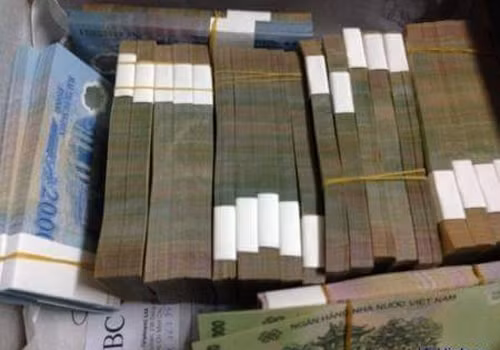 Hình ảnh các cọc tiền được cho là giả đăng tải trên tài khoản Khang Vi trước đó.