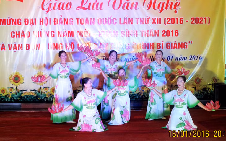 Phường Yên Thanh biểu diễn văn nghệ chào mừng Đại hội Đảng toàn quốc. Ảnh: Văn Thành (CTV)
