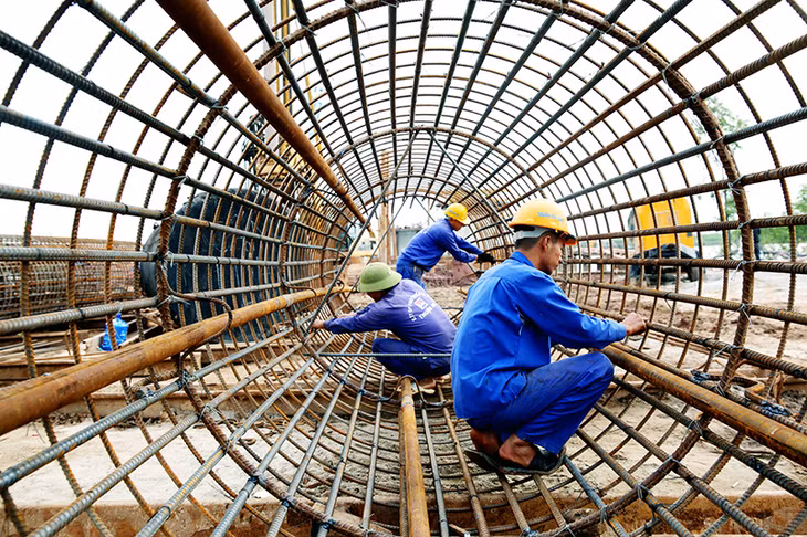 Còn gói thầu XL-06 thi công cầu Sông Rút, hiện công nhân đang hoàn thiện làm sắt cọc khoan nhồi cuối cùng, quyết tâm rút ngắn tiến độ so với hợp đồng xuống 6 tháng.