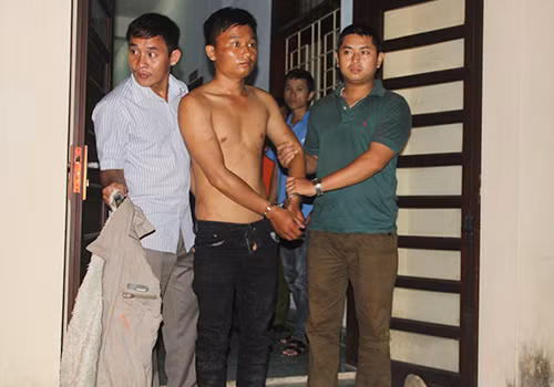 Nguyễn Văn Nghĩa (cởi trần) khi bị công an Thừa Thiên - Huế bắt hôm 7/8. Ảnh: Đắc Đức.