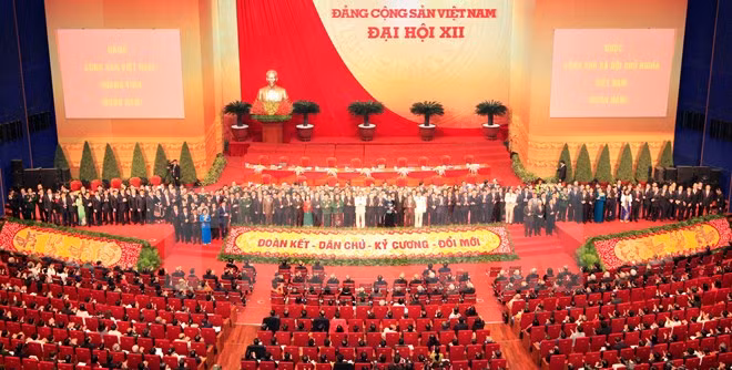 Ban Chấp hành Trung ương khóa XII ra mắt Đại hội. (Ảnh: TTXVN)