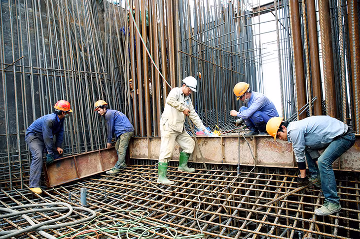 Công trường thi công cầu Sông Chanh (gói thầu XL-05) liên danh các nhà thầu đã huy động trên 200 cán bộ, công nhân làm việc 3 ca, đồng thời tập trung đẩy nhanh tiến độ thi công dầm hộp.