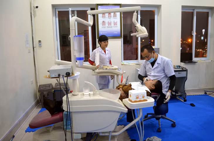 Phòng khám chuyên khoa răng - hàm - mặt, Nha khoa Việt Pháp Hạ Long (phường Bạch Đằng, TP Hạ Long) là một trong những cơ sở y tế tư nhân trong tỉnh thực hiện tốt các quy định về hành nghề.