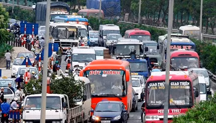 Xăng dầu giảm mạnh, giá cước vận tải vẫn giảm nhỏ giọt. Ảnh: Hồng Vĩnh