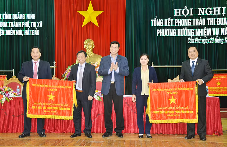 Đồng chí Nguyễn Đức Long, Phó Bí thư Tỉnh uỷ, Chủ tịch UBND tỉnh thừa uỷ quyền của Thủ tướng Chính phủ trao cờ thi đua cho nhân dân, cán bộ TP Hạ Long và huyện Ba Chẽ. Ảnh: Bạch Dương - (Đài Cẩm Phả)