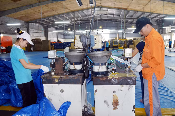 Ngoài tiền thưởng Tết, công nhân Công ty TNHH MTV Vinanewtarp còn tranh thủ làm thêm giờ để có khoản tiền dành lo Tết. 