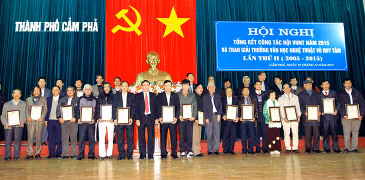 Ban Tổ chức chụp ảnh lưu niệm với các tác giả đoạt Giải thưởng Võ Huy Tâm lần thứ hai (2010-2015).