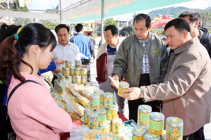 Người dân và du khách tham quan, mua sắm sản phẩm trà hoa vàng được trưng bày tại lễ hội.