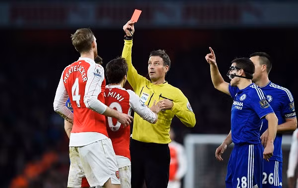 Per Mertesacker nhận thẻ đỏ ngay phút 18. Ảnh: Reuters.