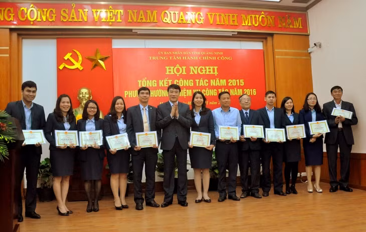TTHCC tỉnh khen thưởng các cá nhân có thành tích xuất sắc trong công tác năm 2015.