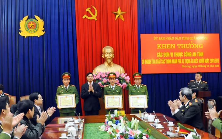 Đồng chí Vũ Văn Diện, Phó Chủ tịch UBND tỉnh khen thưởng các tập thể, cá nhân