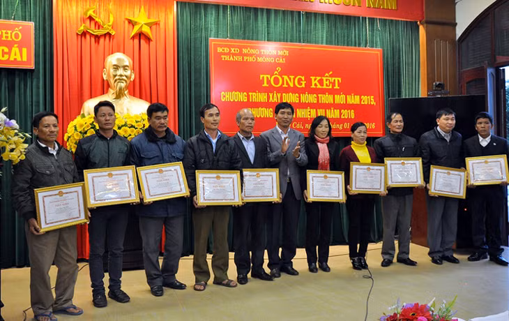 Thành phố Móng Cái khen thưởng cho các taaoj thể, cá nhân có thành tích xuất sắc trong phong trào xây dựng NTM năm 2015