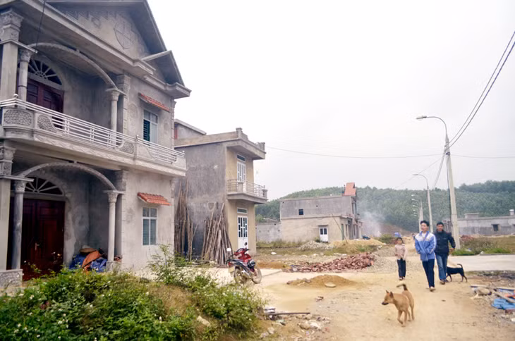 Nhiều ngôi nhà cao tầng khang trang đã mọc lên tại khu tái định cư xã Quảng An.
