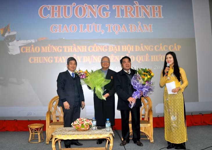 Đại diện Hội CCB Sở VHTT&DL tỉnh tặng hoa lưu niệm cho các đại biểu, khách mời.
