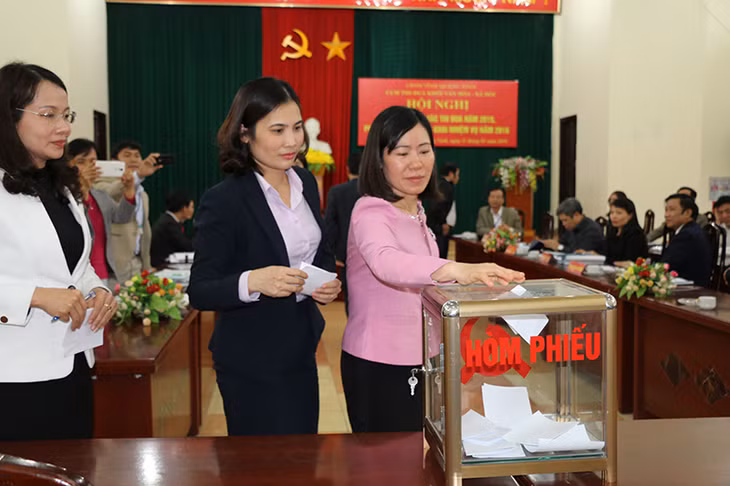 Các đơn vị bỏ phiếu bình xét thi đua năm 2015.