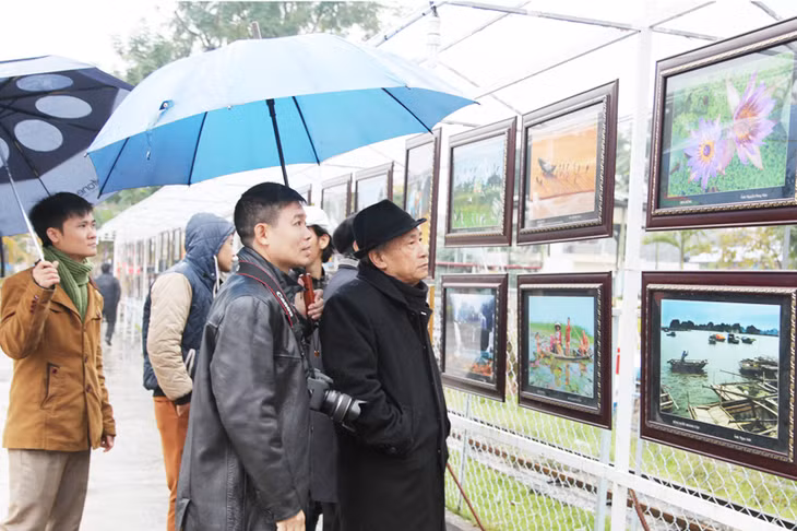 Dù trời mưa nhưng triển lãm ngoài trời vẫn thu hút được khá nhiều người đến xem.