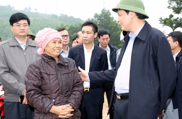 Đồng chí Nguyễn Đức Long, Phó Bí thư Tỉnh ủy, Chủ tịch UBND tỉnh gặp gỡ người dân trong diện phải GPMB thôn Tân Hải, xã Dương Huy, TP Cẩm Phả.
