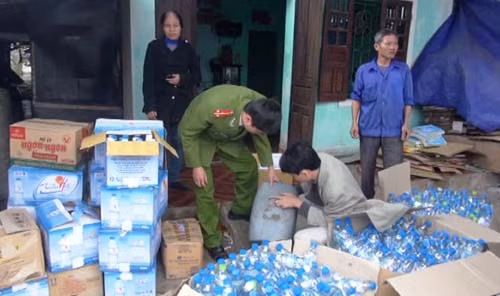 Cảnh sát niêm phong tang vật tại nhà Thu và Phúc. Ảnh: Minh Đăng.