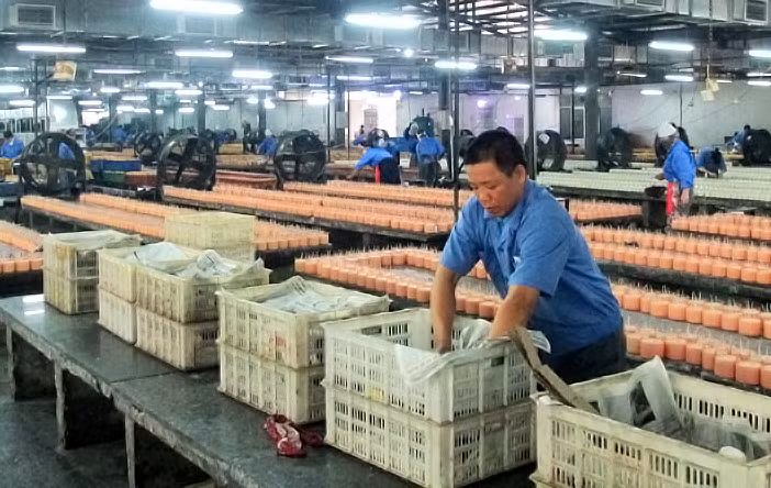 Sản xuất nến thơm tại Công ty TNHH MTV Nến nghệ thuật AIDI Việt Nam, KCN Cái Lân.