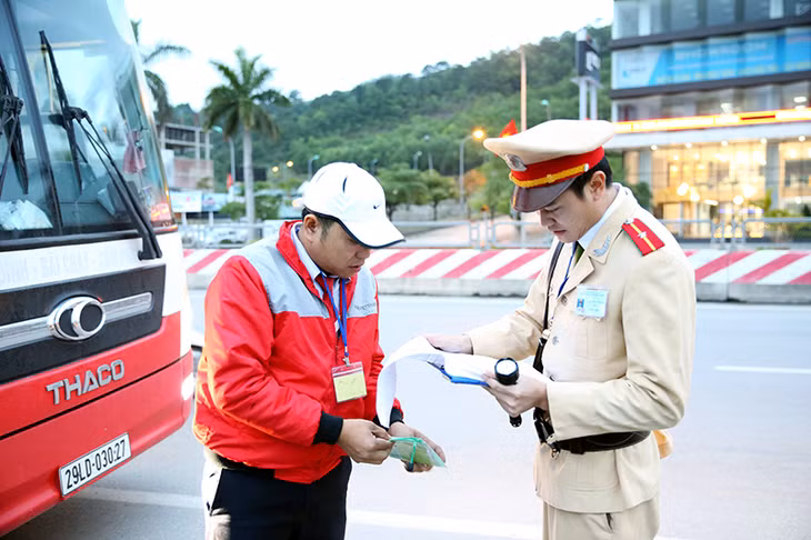 Lực lượng CSGT Công an tỉnh kiểm tra xe chở khách trên QL18.