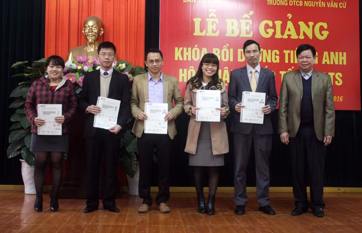 Hiệu trưởng Trường Đào tạo cán bộ Nguyễn Văn Cừ trao chứng chỉ IELTS cho các học viên.