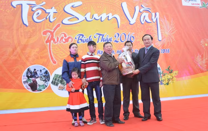 Trong niềm vui đoàn viên, đồng chí Trần Danh Chức, Chủ tịch LĐLĐ tỉnh tặng quà cho gia đình chị Phạm Thị Xuân, công nhân Công ty TNHH Vinanewtarp.