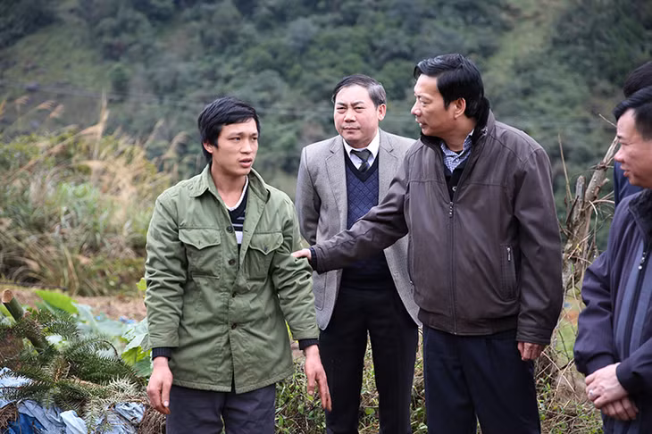 Đồng chí Nguyễn Văn Đọc, Bí Thư Tỉnh ủy, Chủ tịch HĐND tỉnh động viên một người chăn nuôi tại xã Húc Động (Bình Liêu) có gia súc bị chết rét trong đợt rét đậm, rét hại vừa qua.