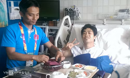 Công Phượng dùng bữa khi về lại phòng hậu phẫu. Ảnh: CTN.