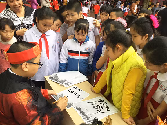 ...viết thư pháp.