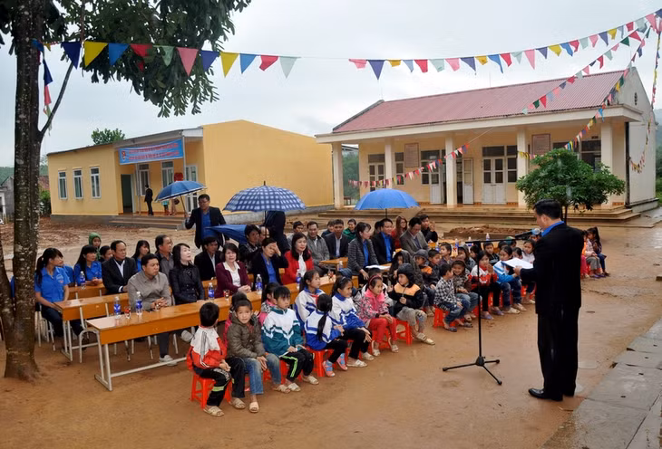Các vị đại biểu và các em học sinh dự lễ khánh thành Nhà bán trú dân nuôi.