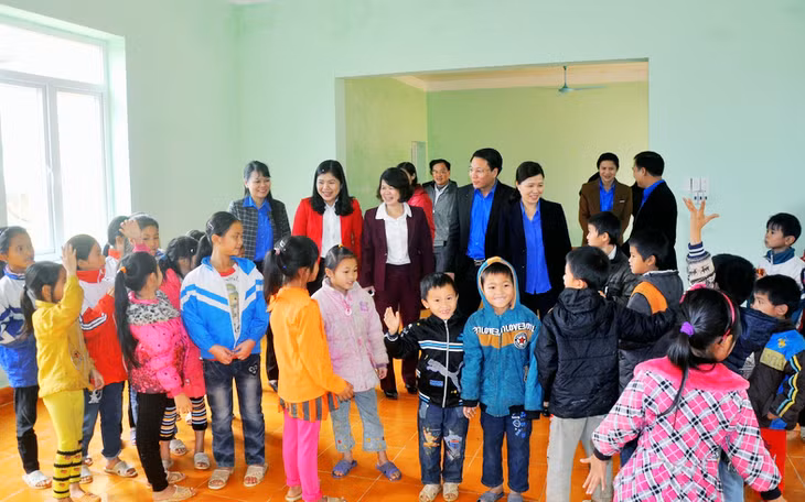 Niềm vui của các em học sinh điểm trường Khe Xa, Trường Tiểu học Đạp Thanh dưới mái nhà mới của mình.