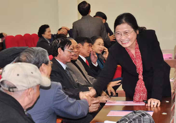 Đồng chí Bí thư Tỉnh ủy, Chủ tịch HĐND tỉnh và đồng chí Phó Bí thư thường trực Tỉnh ủy, Trưởng đoàn ĐBQH tỉnh trò chuyện với các đại biểu.