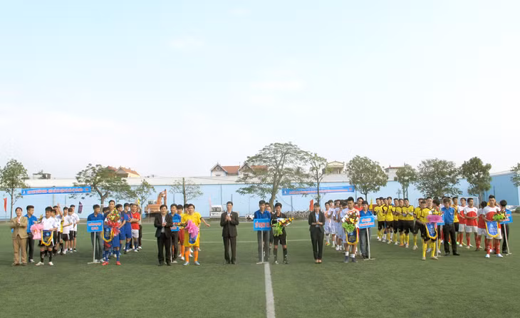 Ban tổ chức trao cờ lưu niệm cho các đội tham gia giải bóng