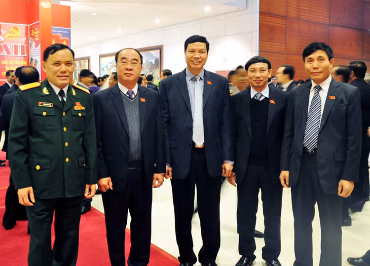 Các đại biểu trong Đoàn Quảng Ninh chụp ảnh chung tại Đại Hội XII của Đảng.