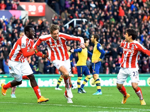 Arsenal từng gặp nhiều khó khăn trên sân Stoke City. (Ảnh: Getty)