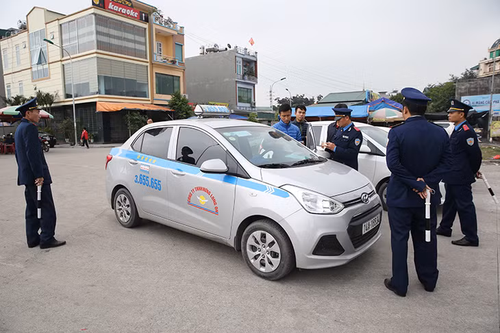 Lực lượng Thanh tra giao thông kiểm tra các taxi tại khu vực Metro Hạ Long.