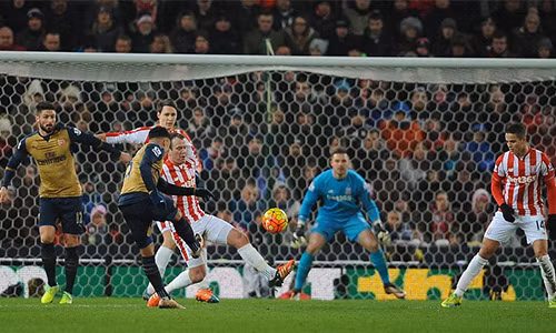 Arsenal tạo ra nhiều cơ hội, nhưng đều không thắng được thủ môn Butland (áo xanh). Ảnh: SM.
