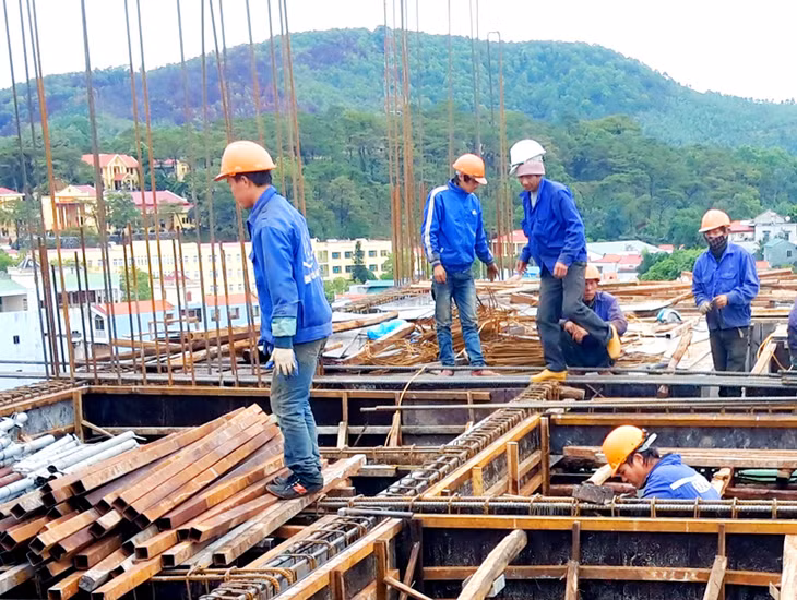Công nhân thi công tại công trình dự án Chung cư Newlife Tower, phường Bãi Cháy, TP Hạ Long.