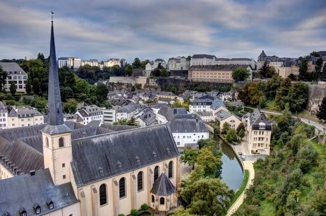  Luxembourg Luxembourg được mệnh danh là “trái tim xanh của châu Âu” với diện tích không gian xanh lớn. Dù nơi đây có những chuyên viên dọn vệ sinh riêng, người dân địa phương vẫn tổ chức các chương trình cùng nhau làm sạch, chỉnh trang đô thị vào dịp mùa xuân.