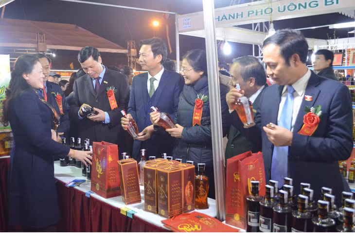 Lãnh đạo tỉnh tham quan gian hàng của TP Uông Bí