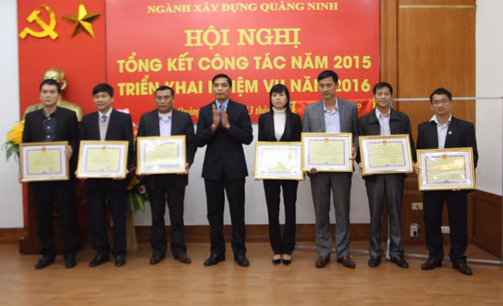 Các tập thể được tặng bằng khen của UBND tỉnh vì đã có thành tích xuất sắc trong năm 2015