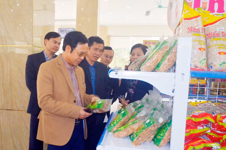 Đồng chí Đặng Huy Hậu, Phó chủ tịch Thường trực UBND tỉnh kiểm tra tình hình kinh doanh tại Trung tâm OCOP tỉnh