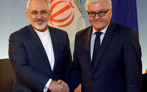 Ngoại trưởng Iran Zarif (trái) bắt tay Ngoại trưởng Đức Steinmeier. Ảnh: Daily Star.