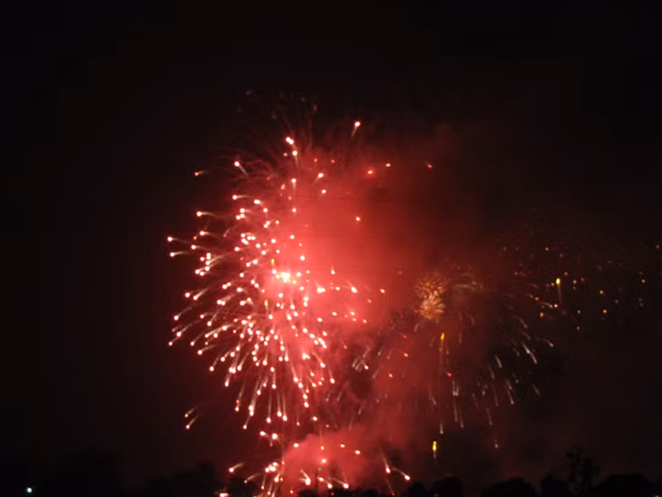 Pháo hoa đón xuân 2015 của Công ty Xi măng Hoàng Thạch trên sông Đá Vách (Đông Triều). 