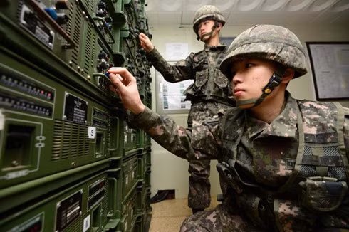 Binh sỹ Hàn Quốc điều chỉnh thiết bị phát thanh. (ảnh: AP).