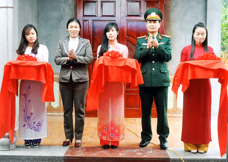 Lãnh đạo Công ty TNHH MTV Thăng Long và xã Thống Nhất (Hoành Bồ) cắt băng khánh thành và bàn giao nhà cho hộ ông Đỗ Văn Đoàn.