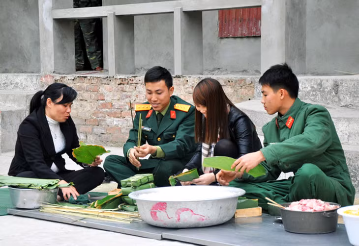 CBCS Tiểu đoàn bộ binh đảo Trần cùng người dân trên đảo gói bánh chưng chuẩn bị đón Tết.